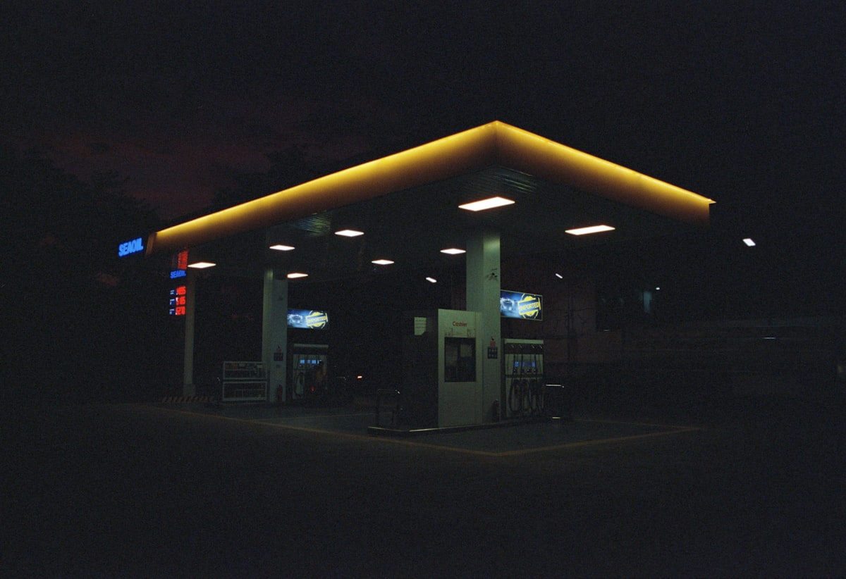 Posto de combustível à noite