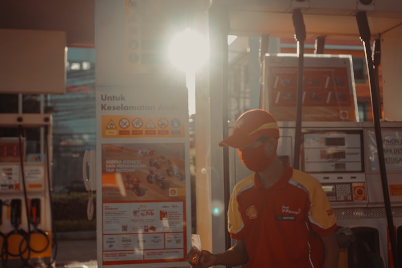 Frentista em posto de combustível